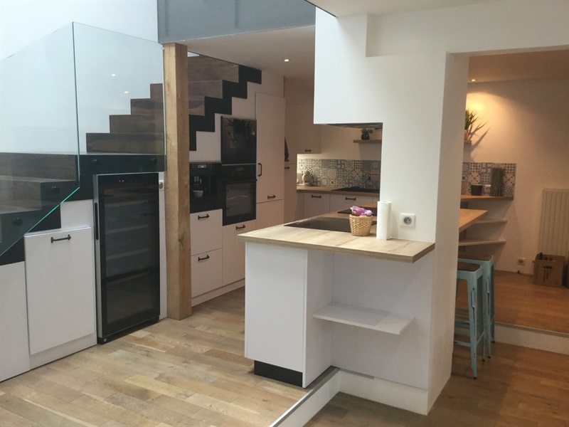 Cuisine ouverte sous escalier bois et blanc à Rennes Raison Home